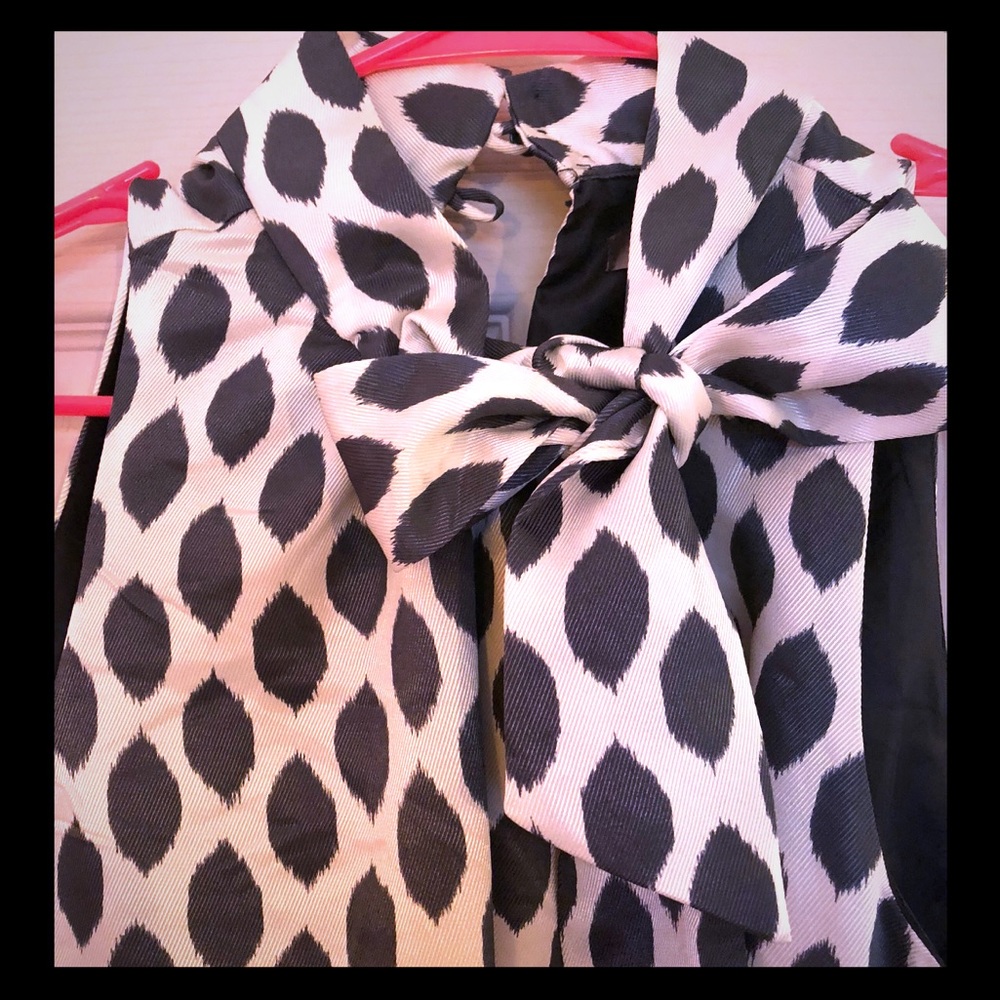 High neck sleeve less dress with bow accent